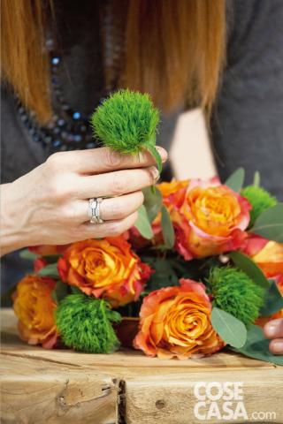 Inserire i garofani nello spazio lasciato tra le rose. Inserire i garofani nello spazio lasciato tra le rose.