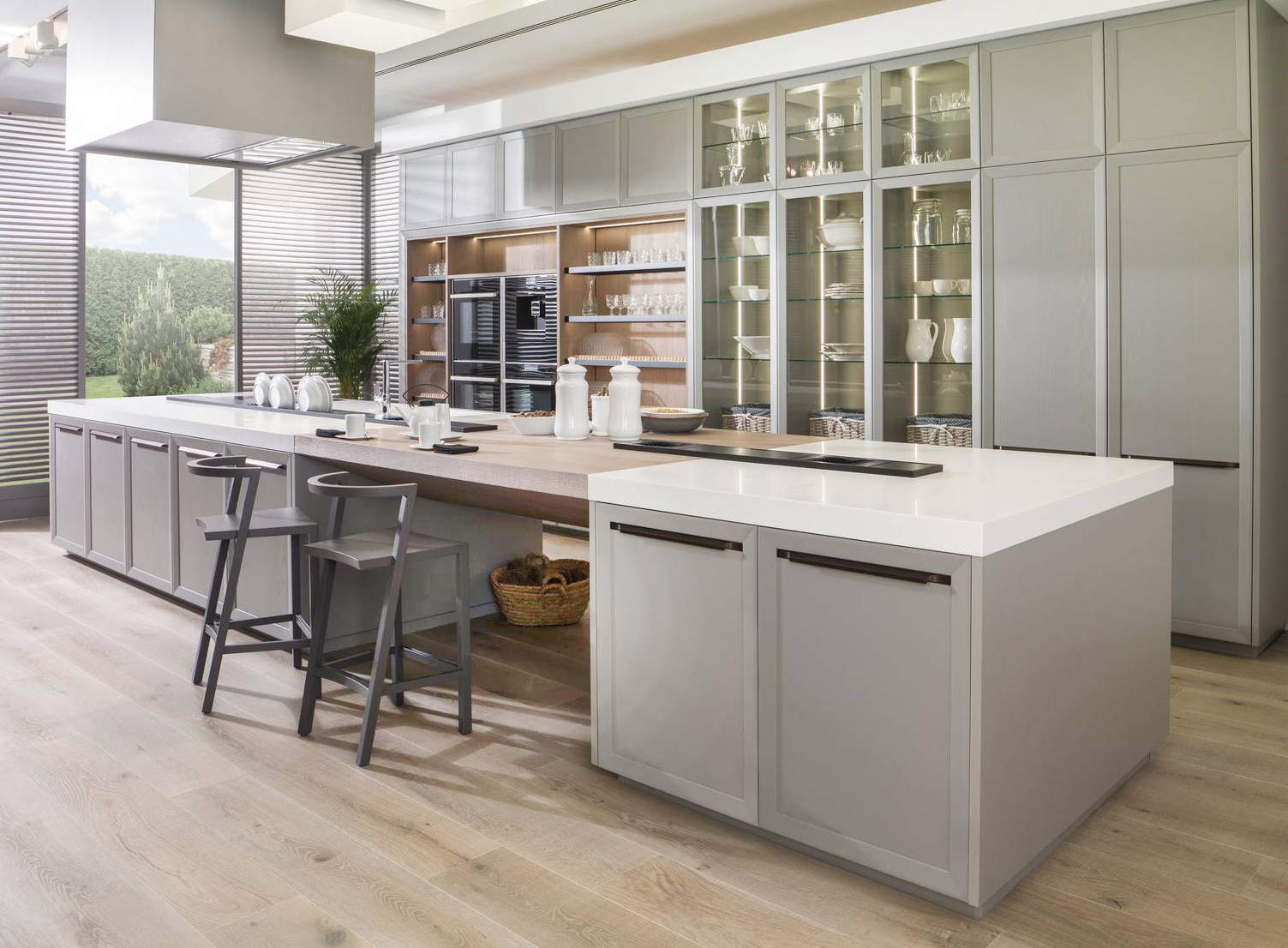 La composizione E4.40 di Porcelanosa si articola in una grande isola, composta da due sezioni collegate da un piano snack in rovere, e in una ampia armadiatura con ante a vetro e a telaio; il piano di lavoro è realizzato in Krion. Le ante riquadrate nelle finiture Limo Matt illuminano l'ambiente. Prezzo su richiesta. www.porcelanosa.com La composizione E4.40 di Porcelanosa si articola in una grande isola, composta da due sezioni collegate da un piano snack in rovere, e in una ampia armadiatura con ante a vetro e a telaio; il piano di lavoro è realizzato in Krion. Le ante riquadrate nelle finiture Limo Matt illuminano l'ambiente. Prezzo su richiesta. www.porcelanosa.com