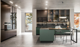 La cucina Kalì 04 di Arredo3 è composta da due blocchi separati: una zona lineare con l'area cottura e un'isola, con le ante in Pet riciclato verde Amazonia, corredata di un piano snack in laminato noce bruno sul supporto Star in metallo nero. Le colonne e i pensili con le ante Teca in vetro trasparente si trasformano in un'ampia vetrina in cui esporre stoviglie e accessori. Prezzo su richiesta. www.arredo3.it La cucina Kalì 04 di Arredo3 è composta da due blocchi separati: una zona lineare con l'area cottura e un'isola, con le ante in Pet riciclato verde Amazonia, corredata di un piano snack in laminato noce bruno sul supporto Star in metallo nero. Le colonne e i pensili con le ante Teca in vetro trasparente si trasformano in un'ampia vetrina in cui esporre stoviglie e accessori. Prezzo su richiesta. www.arredo3.it