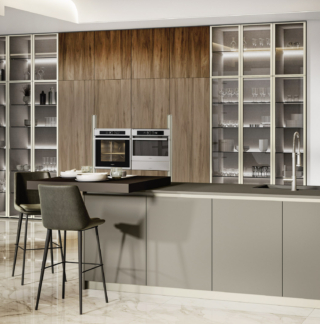 La vetrina Officina, che si sviluppa lungo la parete della cucina Loft 2.2 di Arrex, è composta da una serie di colonne dotate di ante vetrate con il telaio champagne con maniglia integrata e di ripiani in cristallo con luce a led. L'isola è attrezzata con il lavello e con lo spesso piano snack laterale in appoggio sul piano. Un modulo base da 60 cm, prezzo 253 euro + IVA. www.arrex.it La vetrina Officina, che si sviluppa lungo la parete della cucina Loft 2.2 di Arrex, è composta da una serie di colonne dotate di ante vetrate con il telaio champagne con maniglia integrata e di ripiani in cristallo con luce a led. L'isola è attrezzata con il lavello e con lo spesso piano snack laterale in appoggio sul piano. Un modulo base da 60 cm, prezzo 253 euro + IVA. www.arrex.it