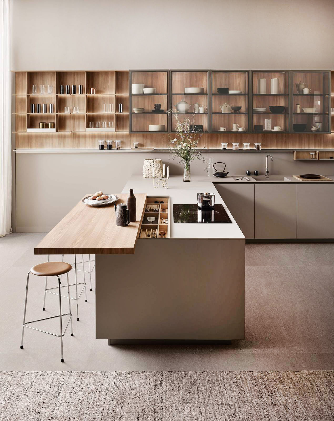 La cucina Sign di Ernestomeda che si apre completamente sulla zona giorno è personalizzabile e garantisce prestazioni professionali. È caratterizzata da una penisola, con le basi in Fenix Beige Arizona e il bancone snack Move-on Plus, con il piano scorrevole che rivela il sottostante vano attrezzato portautensili, e dai pensili View con struttura in Hi-melamine Olmo Namib, contraddistinti dalla trasparenza dei vetri. Prezzo su richiesta. www.ernestomeda.com La cucina Sign di Ernestomeda che si apre completamente sulla zona giorno è personalizzabile e garantisce prestazioni professionali. È caratterizzata da una penisola, con le basi in Fenix Beige Arizona e il bancone snack Move-on Plus, con il piano scorrevole che rivela il sottostante vano attrezzato portautensili, e dai pensili View con struttura in Hi-melamine Olmo Namib, contraddistinti dalla trasparenza dei vetri. Prezzo su richiesta. www.ernestomeda.com