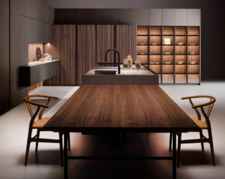 Colonne a vetri con ripiani luminosi per la composizione Strip di Key Cucine che è elegante e scenografica grazie alla presenza di una isola monoblocco e di una serie di vani contenitore. Le ante verticali sono in metallo liquido con finitura soft touch, che rende la superficie vellutata al tatto, e in Noce Canaletto, con una fresatura verticale, che conferisce un effetto lussuoso e raffinato ai vari moduli. Il tavolo garantisce un effetto ottico sospeso. Prezzo su richiesta. www.keycucine.it Colonne a vetri con ripiani luminosi per la composizione Strip di Key Cucine che è elegante e scenografica grazie alla presenza di una isola monoblocco e di una serie di vani contenitore. Le ante verticali sono in metallo liquido con finitura soft touch, che rende la superficie vellutata al tatto, e in Noce Canaletto, con una fresatura verticale, che conferisce un effetto lussuoso e raffinato ai vari moduli. Il tavolo garantisce un effetto ottico sospeso. Prezzo su richiesta. www.keycucine.it