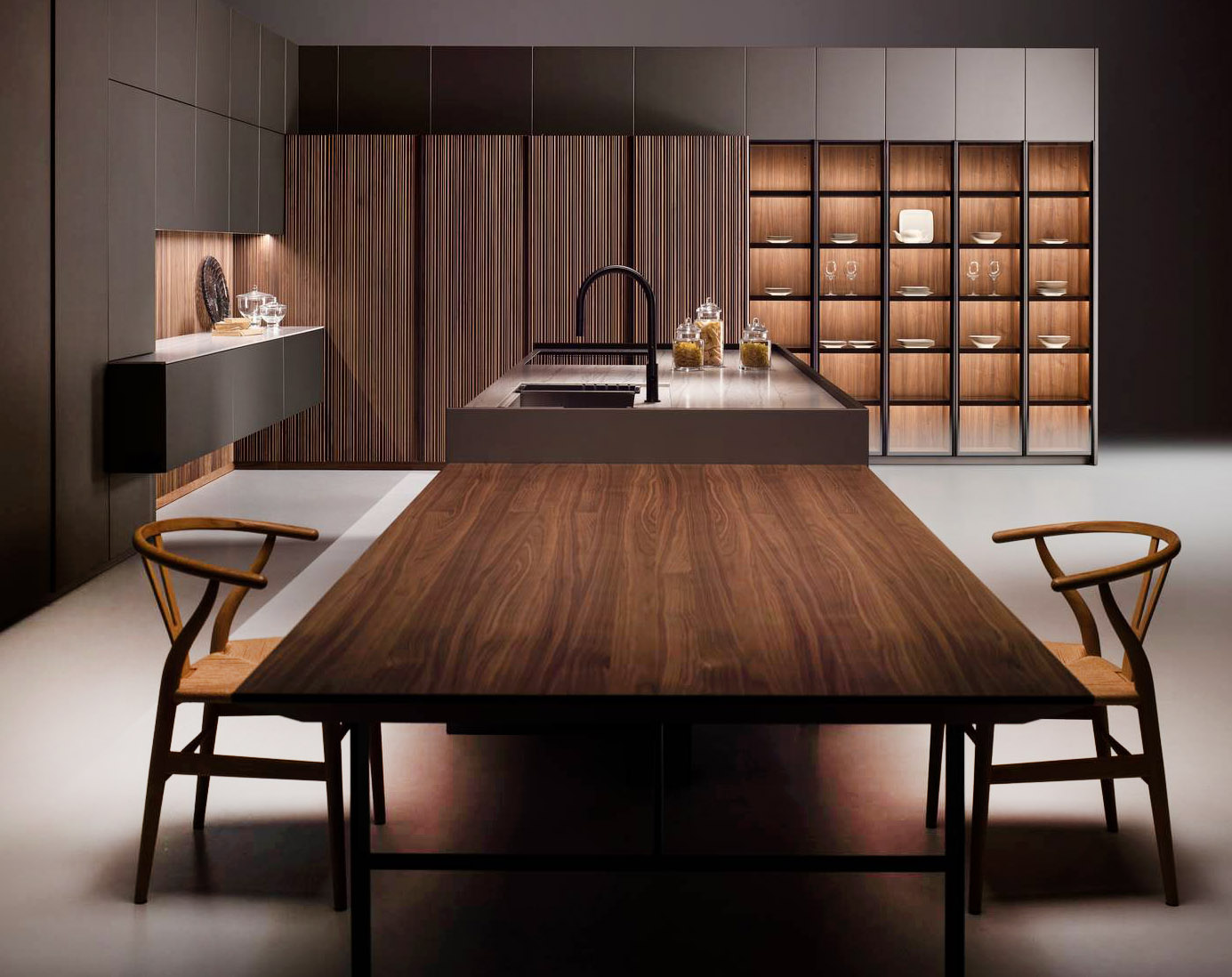 Colonne a vetri con ripiani luminosi per la composizione Strip di Key Cucine che è elegante e scenografica grazie alla presenza di una isola monoblocco e di una serie di vani contenitore. Le ante verticali sono in metallo liquido con finitura soft touch, che rende la superficie vellutata al tatto, e in Noce Canaletto, con una fresatura verticale, che conferisce un effetto lussuoso e raffinato ai vari moduli. Il tavolo garantisce un effetto ottico sospeso. Prezzo su richiesta. www.keycucine.it Colonne a vetri con ripiani luminosi per la composizione Strip di Key Cucine che è elegante e scenografica grazie alla presenza di una isola monoblocco e di una serie di vani contenitore. Le ante verticali sono in metallo liquido con finitura soft touch, che rende la superficie vellutata al tatto, e in Noce Canaletto, con una fresatura verticale, che conferisce un effetto lussuoso e raffinato ai vari moduli. Il tavolo garantisce un effetto ottico sospeso. Prezzo su richiesta. www.keycucine.it