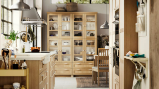 Il calore del legno naturale per la cucina di Ikea Italia che è composta da arredi con frontali Forsbacka impiallacciati in rovere in una luminosa tonalità, disponibili anche nella variante in vetro che permettono di dare vita a una grande vetrina in cui riporre/esporre le stoviglie. Un'anta a vetro Forsbacka misura L 30 x P 80 cm, prezzo 52 euro. www.ikea.com Il calore del legno naturale per la cucina di Ikea Italia che è composta da arredi con frontali Forsbacka impiallacciati in rovere in una luminosa tonalità, disponibili anche nella variante in vetro che permettono di dare vita a una grande vetrina in cui riporre/esporre le stoviglie. Un'anta a vetro Forsbacka misura L 30 x P 80 cm, prezzo 52 euro. www.ikea.com