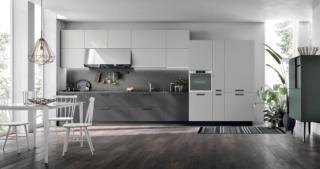 Si sviluppa interamente lungo parete la composizione Alevé di Stosa Cucine che è caratterizzata da una linea semplice ed essenziale che la rende funzionale e pratica, con colonne e pensili dalla forma irregolare. Le ante lisce, con la maniglia ad incasso nero opaco, sono realizzate in laccato UV in due tonalità Grigio Asfalto opaco e Grigio Seta opaco. Un modulo base da 60 cm in laccato Uv, prezzo a partire da 179 euro + IVA. www.stosacucine.com Si sviluppa interamente lungo parete la composizione Alevé di Stosa Cucine che è caratterizzata da una linea semplice ed essenziale che la rende funzionale e pratica, con colonne e pensili dalla forma irregolare. Le ante lisce, con la maniglia ad incasso nero opaco, sono realizzate in laccato UV in due tonalità Grigio Asfalto opaco e Grigio Seta opaco. Un modulo base da 60 cm in laccato Uv, prezzo a partire da 179 euro + IVA. www.stosacucine.com