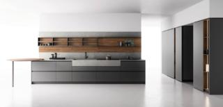Elegante e raffinata la cucina Anice di Valdesign che trova posto su un'unica parete: le basi sono in Laccato opaco Piombo con il profilo Anice verniciato Moka Shine; il top e il modulo sono realizzati in Brick laminam Pietra Piasentina. La boiserie con vani a giorno e il piano snack laterale Moon in appoggio, entrambi realizzati in Noce classico, completano e “scaldano” la composizione. Un modulo base da 60 cm, prezzo a partire da 309 euro (top e zoccolo esclusi). www.valdesigncucine.eu Elegante e raffinata la cucina Anice di Valdesign che trova posto su un'unica parete: le basi sono in Laccato opaco Piombo con il profilo Anice verniciato Moka Shine; il top e il modulo sono realizzati in Brick laminam Pietra Piasentina. La boiserie con vani a giorno e il piano snack laterale Moon in appoggio, entrambi realizzati in Noce classico, completano e “scaldano” la composizione. Un modulo base da 60 cm, prezzo a partire da 309 euro (top e zoccolo esclusi). www.valdesigncucine.eu