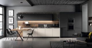 Si apre completamente sulla zona giorno la moderna cucina lineare Kalì di Arredo3 che ha le basi con le ante in Pet maxximatt fango opaco e quelle lisce delle colonne e dei pensili nella colorazione nero opaco. Lateralmente è presente un pratico e comodo tavolo snack ad innesto in laminato speciale noce America come lo schienale della boiserie con le mensole verniciate titanio. Il top è in Dekton Kelya. Prezzo su richiesta. www.arredo3.it Si apre completamente sulla zona giorno la moderna cucina lineare Kalì di Arredo3 che ha le basi con le ante in Pet maxximatt fango opaco e quelle lisce delle colonne e dei pensili nella colorazione nero opaco. Lateralmente è presente un pratico e comodo tavolo snack ad innesto in laminato speciale noce America come lo schienale della boiserie con le mensole verniciate titanio. Il top è in Dekton Kelya. Prezzo su richiesta. www.arredo3.it