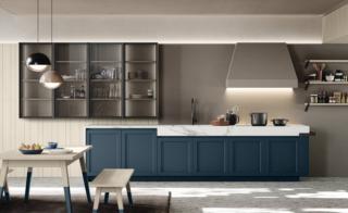 Un' insolita colorazione blu Denim per le ante Tabià delle basi nella cucina Maestrale di Scandola Mobili che si sviluppa su una sola parete. Lo stile country chic è sottolineato dalla presenza della cappa a camino in Ecocemento coordinata con lo schienale. I quattro pensili verticali con le ante in Alluminio e vetro fumé alleggeriscono la composizione. Il top è in laminato Unicolor Calacatta. Un modulo base da 60 cm con un'anta, prezzo a partire da 452 euro + IVA. www.scandolamobili.it Un' insolita colorazione blu Denim per le ante Tabià delle basi nella cucina Maestrale di Scandola Mobili che si sviluppa su una sola parete. Lo stile country chic è sottolineato dalla presenza della cappa a camino in Ecocemento coordinata con lo schienale. I quattro pensili verticali con le ante in Alluminio e vetro fumé alleggeriscono la composizione. Il top è in laminato Unicolor Calacatta. Un modulo base da 60 cm con un'anta, prezzo a partire da 452 euro + IVA. www.scandolamobili.it