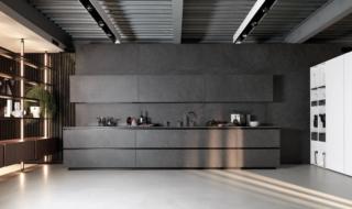 Un'intensa colorazione grigio scuro per le ante frontali lisce in gres Laminam In-Side Cardoso nero di Telero di Euromobil, la cucina che si sviluppa linearmente a parete. I pensili, il piano di lavoro e la boiserie coordinati danno vita ad una superficie continua e uniforme, estremamente raffinata. Un modulo base da 60 cm con gola, prezzo a partire da 596 euro + IVA. www.euromobil.com Un'intensa colorazione grigio scuro per le ante frontali lisce in gres Laminam In-Side Cardoso nero di Telero di Euromobil, la cucina che si sviluppa linearmente a parete. I pensili, il piano di lavoro e la boiserie coordinati danno vita ad una superficie continua e uniforme, estremamente raffinata. Un modulo base da 60 cm con gola, prezzo a partire da 596 euro + IVA. www.euromobil.com