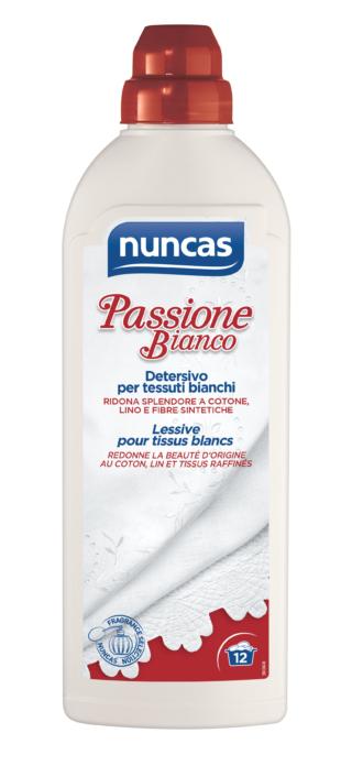 Passione Bianco di Nuncas è un detergente per tessuti bianchi concentrato ricco di enzimi, efficace a basse temperature (30 °C). È perfetto per eliminare le macchie proteiche e provenienti da zuccheri e amidi (come quelle della maggior parte dei cibi) dalla biancheria da tavola. Da 750 ml, prezzo 10,80 euro.  www.nuncas.it Passione Bianco di Nuncas è un detergente per tessuti bianchi concentrato ricco di enzimi, efficace a basse temperature (30 °C). È perfetto per eliminare le macchie proteiche e provenienti da zuccheri e amidi (come quelle della maggior parte dei cibi) dalla biancheria da tavola. Da 750 ml, prezzo 10,80 euro.  www.nuncas.it