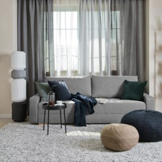 È un arredo facile, con un ottimo rapporto qualità/prezzo, il modello tre posti GrÄlviken di Ikea Italia rivestito in tessuto grigio chiaro fisso che mette in risalto la linea semplice e pulita. I cuscini del sedile sono in poliuretano espanso e ovatta di fibre di poliestere; inoltre è dotato di un pratico vano contenitore sotto la seduta in cui poter riporre le lenzuola. Misura L 225 x P 86/195 x H 74 cm. Prezzo 499 euro. www.ikea.com È un arredo facile, con un ottimo rapporto qualità/prezzo, il modello tre posti GrÄlviken di Ikea Italia rivestito in tessuto grigio chiaro fisso che mette in risalto la linea semplice e pulita. I cuscini del sedile sono in poliuretano espanso e ovatta di fibre di poliestere; inoltre è dotato di un pratico vano contenitore sotto la seduta in cui poter riporre le lenzuola. Misura L 225 x P 86/195 x H 74 cm. Prezzo 499 euro. www.ikea.com