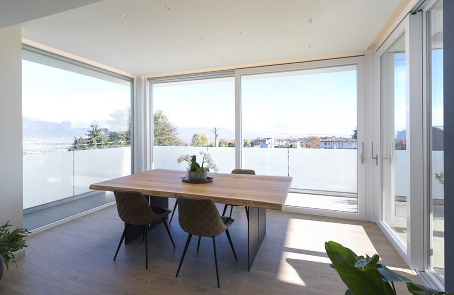 Linee squadrate per l'alzante scorrevole DQG HST 85 Panoramic di DQG Diquigiovanni che ha profili in pvc a 4 camere, con anta fissa di spessore 32 mm che permette di avere un'ampia superficie vetrata. Le guarnizioni sono doppie e monta vetri fino a 51 mm di spessore. Isolamento termico Uw fino 0,89 W/m²K, acustico fino 45 dB. L’esterno può avere rivestimento in alluminio. www.diquigiovanni.com Linee squadrate per l'alzante scorrevole DQG HST 85 Panoramic di DQG Diquigiovanni che ha profili in pvc a 4 camere, con anta fissa di spessore 32 mm che permette di avere un'ampia superficie vetrata. Le guarnizioni sono doppie e monta vetri fino a 51 mm di spessore. Isolamento termico Uw fino 0,89 W/m²K, acustico fino 45 dB. L’esterno può avere rivestimento in alluminio. www.diquigiovanni.com