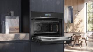 Nel forno compatto combinato con microonde iQ700 CM776G1B1 di Siemens è possibile cucinare su 4 livelli contemporaneamente. La funzione fastPreheat lo riscalda e quella coolStart accelera la cottura dei cibi congelati perché non c'è bisogno di preriscaldare. Con il programma humidClean Plus, è inoltre facilitata la pulizia. Ha 19 funzioni e combinazioni di cottura, potenza max del microonde di 900 watt ed è capiente 45 litri. È largo 60 cm e alto 45 cm. Prezzo da rivenditore. www.siemens-home.bsh-group.com/it Nel forno compatto combinato con microonde iQ700 CM776G1B1 di Siemens è possibile cucinare su 4 livelli contemporaneamente. La funzione fastPreheat lo riscalda e quella coolStart accelera la cottura dei cibi congelati perché non c'è bisogno di preriscaldare. Con il programma humidClean Plus, è inoltre facilitata la pulizia. Ha 19 funzioni e combinazioni di cottura, potenza max del microonde di 900 watt ed è capiente 45 litri. È largo 60 cm e alto 45 cm. Prezzo da rivenditore. www.siemens-home.bsh-group.com/it