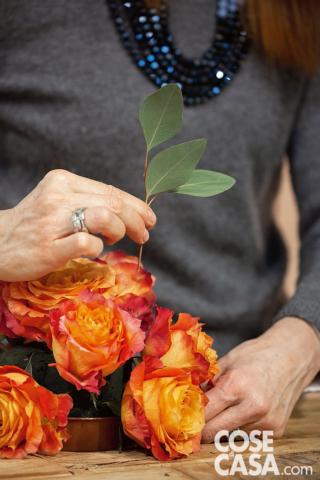 Accanto a ogni rosa inserire rametti di Eucaliptus Accanto a ogni rosa inserire rametti di Eucaliptus