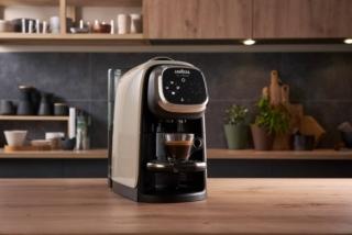 Lavazza in Black Elogy Milk permette di preparare il caffè espresso preferito e di sperimentare, creando golose bevande a base di latte come la cioccolata a regola d’arte, cappuccini ma anche gustosi dessert. È caratterizzata da un’intuitiva interfaccia touch e ha griglia poggia tazze regolabile su due altezze. Misura L 16 x P 42 x H 30 cm. Disponibile in comodato d’uso, ordinando la fornitura di almeno sei pacchi di capsule Lavazza. www.nims.it
