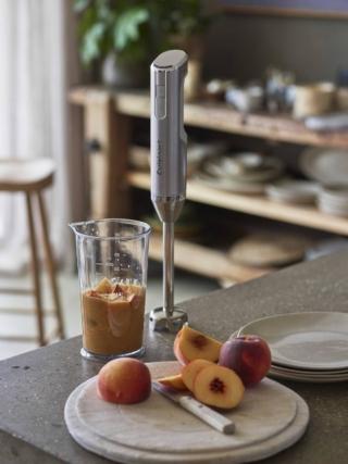 Potente e leggero il mixer a immersione di Cuisinart è perfetto per realizzare non solo zuppe e salse ma anche frullati e cocktail o per montare panna, pastelle e meringhe in pochi istanti. In acciaio inox, ha funzionamento cordless perchè è alimentato da batterie agli ioni di litio con durata di circa 30 minuti. E’ fornito con più accessori. Prezzo 119,90 euro. www.cuisinart.it