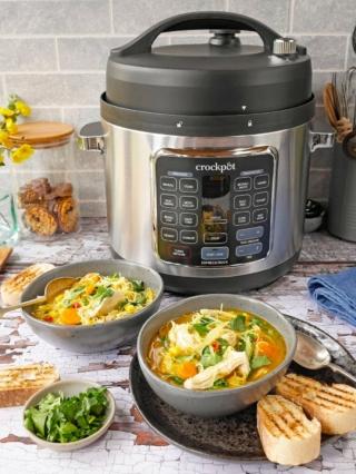 La multicooker Turbo Express di Crockpot ha cottura a pressione e 14 opzioni preimpostate, tra cui le funzioni Turbo, sous vide, cottura lenta e bollitura. Impostando la funzione Turbo è possibile accelerare ulteriormente preparazione, risparmiando fino al 40% di tempo e grazie alle funzioni dedicate, può sterilizzare biberon e vasi delle conserve. Capiente 5,6 litri, ha pannello digitale, timer per ritardare la partenza e funzione per mantenere in caldo le pietanze quando sono pronte. Prezzo 189,90 euro. www.nital.it