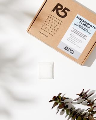 In caps monodose, il percarbonato di sodio di R5 è uno sbiancante ecologico che svolge contemporaneamente anche un’azione igienizzante e aiuta la rimozione delle macchie grazie all’ossigeno liberato a contatto con l’acqua e al carbonato di sodio. Una confezione contiene 30 caps da 24 grammi in film idrosolubile, per un più semplice dosaggio. Prezzo 14,90 euro.  www.r5living.com In caps monodose, il percarbonato di sodio di R5 è uno sbiancante ecologico che svolge contemporaneamente anche un’azione igienizzante e aiuta la rimozione delle macchie grazie all’ossigeno liberato a contatto con l’acqua e al carbonato di sodio. Una confezione contiene 30 caps da 24 grammi in film idrosolubile, per un più semplice dosaggio. Prezzo 14,90 euro.  www.r5living.com