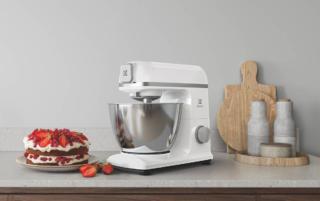 Disponibile in due finiture, Black Pearl e Solid White, Create 5 di Electrolux è dotata di un motore da 1200 watt che permette di impastare senza sforzo pizze sottili, ottime pagnotte e tanti altri deliziosi prodotti da forno. Ideale sia per lavorare piccole dosi che grandi impasti, ha ciotola in acciaio inox da 5 litri e include tre pratici accessori per garantire consistenze perfettamente lisce e uniformi: la frusta piatta, la frusta a filo e il gancio impastatore. Misura L 24,5 x P 38 x H 33 cm. Prezzo 2999,99 euro. www.electrolux.it