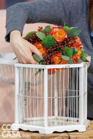 inserirlo nella gabbia a pagoda, depositandolo sul fondo inserirlo nella gabbia a pagoda, depositandolo sul fondo