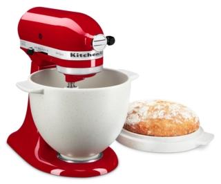 Bread Bowl di KitchenAid è pensata per sfornare forme di pane e dolci con una crosta croccante e una mollica fragrante e soffice. La ciotola da 4,7 litri, in ceramica in titanio rinforzato resistente a scheggiature, crepe e incrinature, ha tacche di misurazione della lievitazione all’interno. Il coperchio in ceramica trattiene il vapore durante la cottura, creando un ambiente simile a quello di un forno a vapore tradizionale. Può contenere fino a 525 gr di farina per ottenere circa 455-680 gr di pane e consente di far raffreddare e rassodare gli impasti, può anche essere inserita in congelatore, microonde e forno ad una temperatura massima di 260 °C. Prezzo 799 euro. www.kitchenaid.it