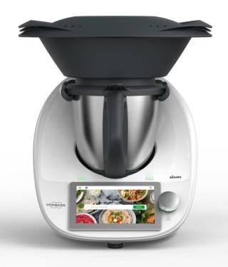 Lavora e cuoce in autonomia il robot tuttofare Bimby®TM6 di Vorwerk che comprende 20 funzioni tra cui anche la cottura sottovuoto e la fermentazione. Ha un display per riprodurre video tutorial dal portale Cookidoo® con cui ha connessione integrata. Misura Ø 32 x H 34 cm. Prezzo su richiesta. www.vorwerk.it