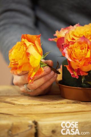 Inserire le altre rose cercando di formare dei piccoli triangoli Inserire le altre rose cercando di formare dei piccoli triangoli