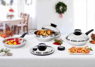 Le pentole di Amc permettono di risparmiare fino all’80% di tempo e di energia rispetto ai metodi di cottura tradizionali, senza grassi aggiunti e a temperatura controllata. Hanno fondo Akkutherm che permette un assorbimento rapido e una distribuzione veloce del calore e possono essere utilizzate con il dispositivo acustico Audiotherm che permette di cuocere tenendo sotto controllo tempi e temperature perché emette un segnale acustico ogni volta che ha bisogno e mostra sul suo display cosa fare. È gestibile anche da app AMC Cook & Go. Il set base, prezzo da 990 euro. www.amc.info