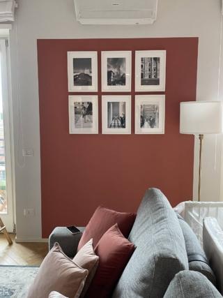 split togli l'attenzione sopra parete dipinta con foto appese split togli l'attenzione sopra parete dipinta con foto appese