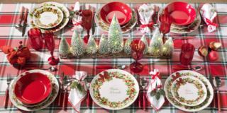 Tovaglie, piatti, sottopiatti e accessori per una bella tavola di Natale
