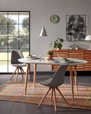 Un piano ovale in MDF laccato color bianco opaco per il tavolo allungabile Oqui di Kave Home che ha le gambe in legno di faggio naturale. Misura L 120/200 x P 90 x H 74 cm. Prezzo 546 euro. www.kavehome.com