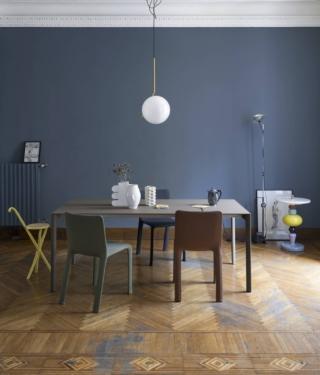 Un design super essenziale per il modello allungabile Maki di Kristalia ha il piano declinato nella raffinata finitura Fenix colore grigio Londra. Le gambe, con i profili piacevolmente arrotondati, e il telaio sono realizzati in alluminio verniciato bianco, grigio e nero. Misura L 189/263 x P 90 x H 75 cm. Prezzo a partire da 2.177 euro. www.kristalia.it