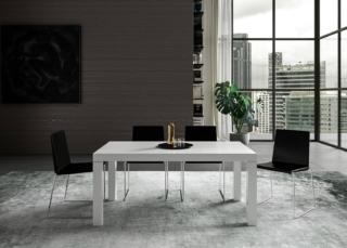 Il tavolo allungabile 6800 di Giessegi ha il piano lineare e le gambe squadrate realizzati in nobilitato bianco. Il design essenziale e il colore chiaro lo rendono facile da ambientare. Misura L 170/324 x P  90 x H 78 cm. Prezzo a partire da 1.640 euro. www.giessegi.it