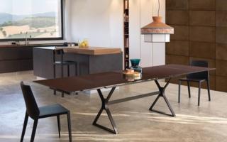 Un design elegante e sofisticato per il tavolo allungabile Hype di Fiam Italia che ha il piano e le allunghe in vetro temperato da 12 mm fuso e retro verniciato in marrone scuro testa di moro. La base è in metallo verniciato. Misura L 200/240 x P 100 x H 75 cm. Prezzo 4.416 euro. www.fiamitalia.it