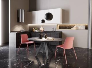 Il nuovo tavolo Apple di Zamagna Italia ha il piano rotondo realizzato in ceramica Ossido Nero con meccanismo ad apertura centrale e le allunghe in laminato. Le gambe sono in metallo verniciato Nero Industry. Misura Ø 120 x H 75 cm (chiuso) e L 170 x P 120 x H 75 cm. Prezzo a partire da 1.414 euro + IVA. www.zamagna.it