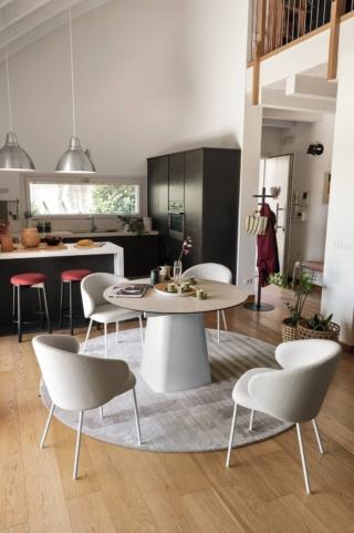 Ha un aspetto scultoreo il modello rotondo Hey Gio! di Connubia dotato di un'allunga centrale a libro laccata in tinta con i basamenti. I semipiani sono realizzati in melamina o ceramica; la colonna centrale è in lamiera sagomata e conificata. Misura Ø 120/160 x H 75 cm. Prezzo a partire da 1.605 euro. www.connubia.com