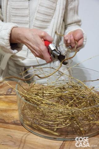 Tenere da parte i rami dorati più grandi, spessi e contorti per la decorazione finale Tenere da parte i rami dorati più grandi, spessi e contorti per la decorazione finale