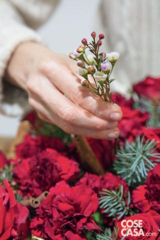 A questo punto inserire il Chamelaucium bianco A questo punto inserire il Chamelaucium bianco