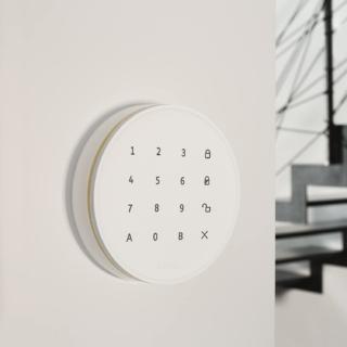 Il sistema Home Alarm Advance Plu di Somfy è in grado di rilevare un tentativo di intrusione prima che la porta venga aperta. Utile per lavorare in tranquillità senza timori di intrusioni. Oltre al badge e allo smartphone, offre anche una tastiera che può essere sistemata all’interno all'ingresso della casa come ulteriore dispositivo per controllare il sistema d’allarme e di definire un codice che può essere facilmente modificato dall'app. Inoltre, chiude automaticamente le tapparelle al rilevamento di intrusione, impedendo l’entrata in casa. Prezzo 799 euro. www.somfy.it Il sistema Home Alarm Advance Plu di Somfy è in grado di rilevare un tentativo di intrusione prima che la porta venga aperta. Utile per lavorare in tranquillità senza timori di intrusioni. Oltre al badge e allo smartphone, offre anche una tastiera che può essere sistemata all’interno all'ingresso della casa come ulteriore dispositivo per controllare il sistema d’allarme e di definire un codice che può essere facilmente modificato dall'app. Inoltre, chiude automaticamente le tapparelle al rilevamento di intrusione, impedendo l’entrata in casa. Prezzo 799 euro. www.somfy.it