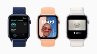 Lo smartwatch Apple Watch Series 6 permette di avere le notifiche sempre a portata di polso, di rispondere direttamente alle chiamate utilizzando il microfono e l'altoparlante integrati, di ricevere notifiche sulla necessità di alzarsi in piedi e muoversi almeno un minuto grazie agli anelli della app Attività, un alert molto utile per chi passa molto tempo seduto al computer. Prezzo a partire da 439 euro. www.apple.com Lo smartwatch Apple Watch Series 6 permette di avere le notifiche sempre a portata di polso, di rispondere direttamente alle chiamate utilizzando il microfono e l'altoparlante integrati, di ricevere notifiche sulla necessità di alzarsi in piedi e muoversi almeno un minuto grazie agli anelli della app Attività, un alert molto utile per chi passa molto tempo seduto al computer. Prezzo a partire da 439 euro. www.apple.com