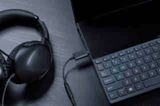 AI Noise-Canceling Mic Adapter di Asus è il dongle ideale per gli auricolari utilizzati durante le riunioni a distanza. Grazie a questo dispositivo infatti i rumori casalinghi di sottofondo non possono più disturbare le riunioni di lavoro in smart working e trasformano l’audio della stanza in quello di una sala riunioni. Prezzo 49,90 euro. www.asus.com AI Noise-Canceling Mic Adapter di Asus è il dongle ideale per gli auricolari utilizzati durante le riunioni a distanza. Grazie a questo dispositivo infatti i rumori casalinghi di sottofondo non possono più disturbare le riunioni di lavoro in smart working e trasformano l’audio della stanza in quello di una sala riunioni. Prezzo 49,90 euro. www.asus.com