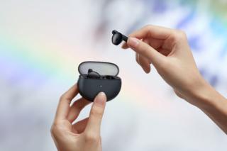 Per un audio senza difetti, gli auricolari wireless Enco Air di Oppo garantiscono la cancellazione intelligente del rumore in chiamata, supportata dall’AI e dall’innovativo Advanced Audio Coding, che consente di essere isolati dai rumori esterni. Ideali per supportare call e video chiamate si caratterizzano per un’elevata attenzione ai dettagli, un’eccellente qualità del suono in HD, un comfort di lunga durata e un’autonomia d’ascolto di 24 ore. Prezzo 99,90 euro. www.oppo.com Per un audio senza difetti, gli auricolari wireless Enco Air di Oppo garantiscono la cancellazione intelligente del rumore in chiamata, supportata dall’AI e dall’innovativo Advanced Audio Coding, che consente di essere isolati dai rumori esterni. Ideali per supportare call e video chiamate si caratterizzano per un’elevata attenzione ai dettagli, un’eccellente qualità del suono in HD, un comfort di lunga durata e un’autonomia d’ascolto di 24 ore. Prezzo 99,90 euro. www.oppo.com