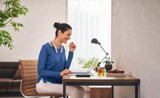 Lo speaker SRS-NB10 di Sony, da indossare direttamente intorno al collo, permette di partecipare a conference call o ascoltare musica in comodità, anche spostandosi di stanza in stanza. Fino a 20 ore di autonomia della batteria. Prezzo da rivenditore. www.sony.it Lo speaker SRS-NB10 di Sony, da indossare direttamente intorno al collo, permette di partecipare a conference call o ascoltare musica in comodità, anche spostandosi di stanza in stanza. Fino a 20 ore di autonomia della batteria. Prezzo da rivenditore. www.sony.it