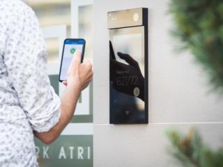 Il videocitofono touch 2N IP Style integra la modalità movimento; quando un utente ha installato un'applicazione autorizzata sul proprio dispositivo mobile, la telecamera dell'unità è in grado di registrare qualsiasi suo movimento in un campo visivo di 170° e aprire automaticamente la porta. Prezzo su richiesta. www.2n.cz Il videocitofono touch 2N IP Style integra la modalità movimento; quando un utente ha installato un'applicazione autorizzata sul proprio dispositivo mobile, la telecamera dell'unità è in grado di registrare qualsiasi suo movimento in un campo visivo di 170° e aprire automaticamente la porta. Prezzo su richiesta. www.2n.cz