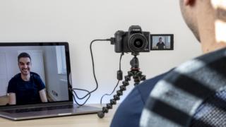 Canon EOS Webcam Utility è un software scaricabile gratuitamente che consente agli utenti di collegare la loro fotocamera reflex o PowerShot compatibile, a un PC o un Mac e di utilizzarla come una webcam USB, per vivere esperienze di videoconferenze e riunioni virtuali di alta qualità. Compatibile con: Reflex EOS, EOS R, EOS M (EOS M50 o modello successivo), PowerShot (solo G5X MK II, G7X MK III, SX70). www.canon.it Canon EOS Webcam Utility è un software scaricabile gratuitamente che consente agli utenti di collegare la loro fotocamera reflex o PowerShot compatibile, a un PC o un Mac e di utilizzarla come una webcam USB, per vivere esperienze di videoconferenze e riunioni virtuali di alta qualità. Compatibile con: Reflex EOS, EOS R, EOS M (EOS M50 o modello successivo), PowerShot (solo G5X MK II, G7X MK III, SX70). www.canon.it