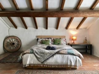 tendenze 2022 sostenibilità camera da letto con travi a vista tendenze 2022 sostenibilità camera da letto con travi a vista