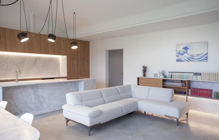 Legno naturale di rovere e marmo di Carrara sono i protagonisti degli interni della residenza sostenibile The Shell. Foto Chiara Pavolucci