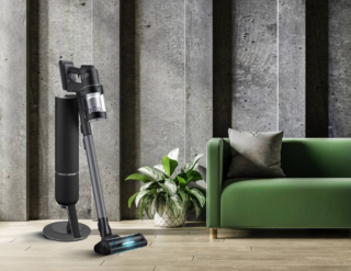 Dotata di intelligenza artificiale che classifica il tipo di pavimento e regola automaticamente la forza aspirante necessaria, BESPOKE Jet™ AI di Samsung ha 280 watt di forza aspirante e svuota automaticamente il serbatoio grazie alla Clean Station™. Ha 2 batterie incluse nella confezione e led che illumina la superficie da pulire e può ruotare di 180°, anche lateralmente per raggiungere lo sporco nei punti più difficili. Prezzo 1.129,00.  http://www.samsung.it Dotata di intelligenza artificiale che classifica il tipo di pavimento e regola automaticamente la forza aspirante necessaria, BESPOKE Jet™ AI di Samsung ha 280 watt di forza aspirante e svuota automaticamente il serbatoio grazie alla Clean Station™. Ha 2 batterie incluse nella confezione e led che illumina la superficie da pulire e può ruotare di 180°, anche lateralmente per raggiungere lo sporco nei punti più difficili. Prezzo 1.129,00.  http://www.samsung.it