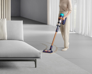 Dyson Gen5detect™ ha a potenza di aspirazione fino a 280 AW con 70 minuti di autonomia in modalità Eco. È fornito con spazzola Digital Motorbar™ che adatta automaticamente la potenza ad ogni superficie e districa peli e capelli dal rullo e con spazzola Fluffy Optic™ con luce integrata che rivela le particelle di polvere. Il sistema di filtrazione HEPA completamente sigillato, cattura il 99,99% delle particelle fino a 0,1 micron, come i virus. Misura L 25 x P 27 x H 127 cm. Prezzo 899 euro. http://www.dyson.it Dyson Gen5detect™ ha a potenza di aspirazione fino a 280 AW con 70 minuti di autonomia in modalità Eco. È fornito con spazzola Digital Motorbar™ che adatta automaticamente la potenza ad ogni superficie e districa peli e capelli dal rullo e con spazzola Fluffy Optic™ con luce integrata che rivela le particelle di polvere. Il sistema di filtrazione HEPA completamente sigillato, cattura il 99,99% delle particelle fino a 0,1 micron, come i virus. Misura L 25 x P 27 x H 127 cm. Prezzo 899 euro. http://www.dyson.it