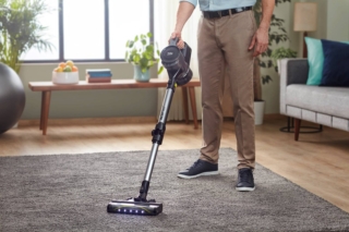 VR T94929 VI di Beko ha batteria al Litio da 28.8V, leggera ed estraibile, che garantisce fino a 45 minuti di autonomia senza interruzioni e si ricarica completamente in sole 4 ore. Grazie alla tecnologia Actiflex®, il tubo pieghevole ergonomico può raggiungere e pulire perfettamente i punti più difficili da raggiungere, come sotto il divano. Regolabile su 3 velocità, ha contenitore di 0,9 litri e potenza aspirante di 165 AW (AirWatt). Prezzo 349,99 euro. www.beko.it VR T94929 VI di Beko ha batteria al Litio da 28.8V, leggera ed estraibile, che garantisce fino a 45 minuti di autonomia senza interruzioni e si ricarica completamente in sole 4 ore. Grazie alla tecnologia Actiflex®, il tubo pieghevole ergonomico può raggiungere e pulire perfettamente i punti più difficili da raggiungere, come sotto il divano. Regolabile su 3 velocità, ha contenitore di 0,9 litri e potenza aspirante di 165 AW (AirWatt). Prezzo 349,99 euro. www.beko.it